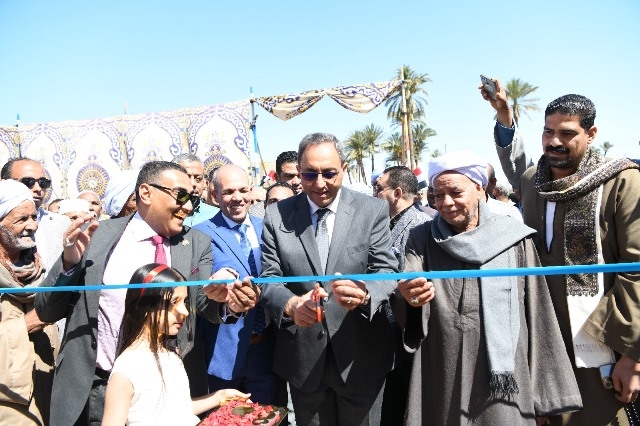 محافظ قنا يفتتح محطتى صرف "الهجان" و"الشيخ حسين"