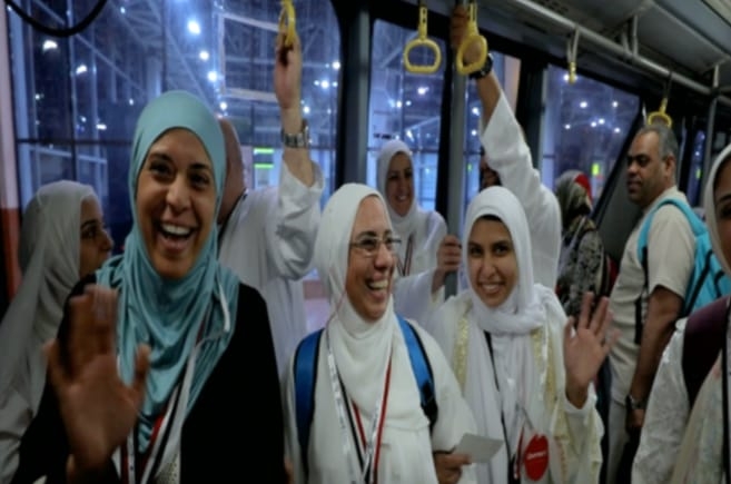 شاهد بالفيديو .. بدء مغادرة أول فوج من حجاج القرعة إلى الأراضى المقدسة