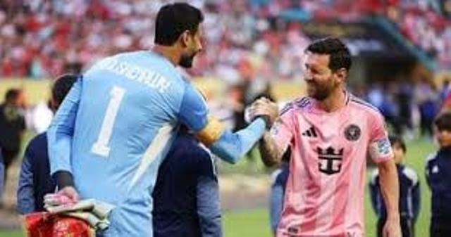 الشناوي ينشر صورته مع ميسي خلال مواجهة إنتر ميامي