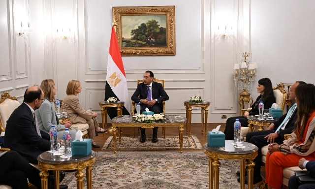 رئيس الوزراء يلتقي نائب رئيس بنك الاستثمار الأوروبي ويؤكد التزام الحكومة بدعم وتشجيع القطاع الخاص