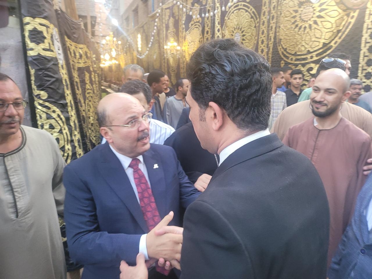 نائب محافظ سوهاج يُقدم واجب العزاء في والدة الصحفي ممدوح القعيد
