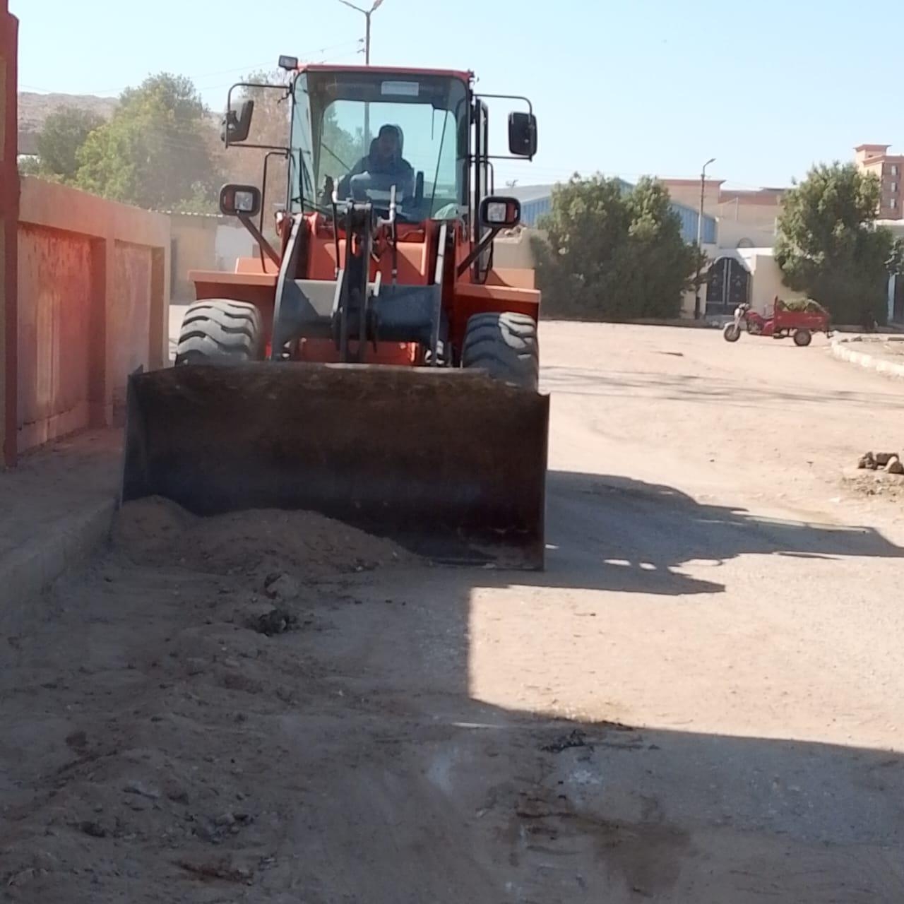 ورفع الأتربة المتراكمة على جوانب الطرق بالطود جنوب الأقصر