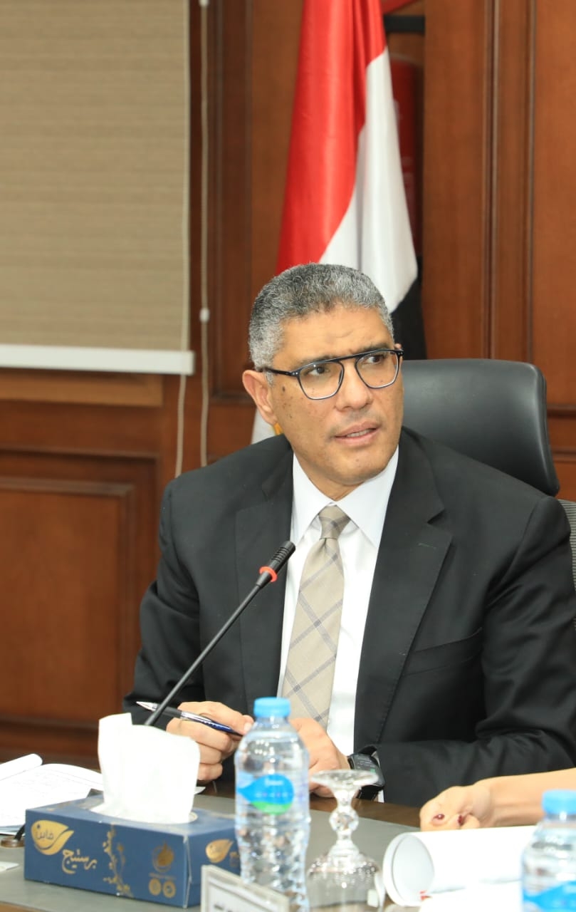 محافظ الجيزة يوجّه بسرعة صرف التعويضات لأسر ضحايا حادث سقوط مدخنة