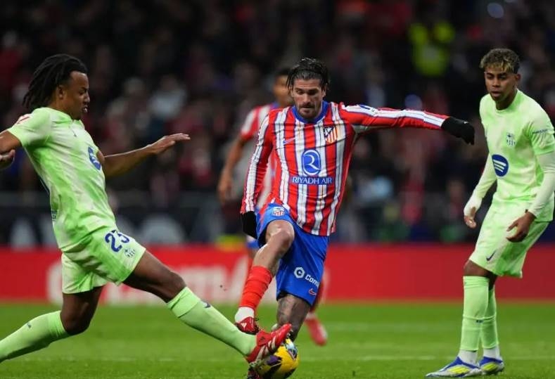 نجم أتلتيكو مدريد يعترف: الخوف سيطر علينا بعد هدف برشلونة الثاني