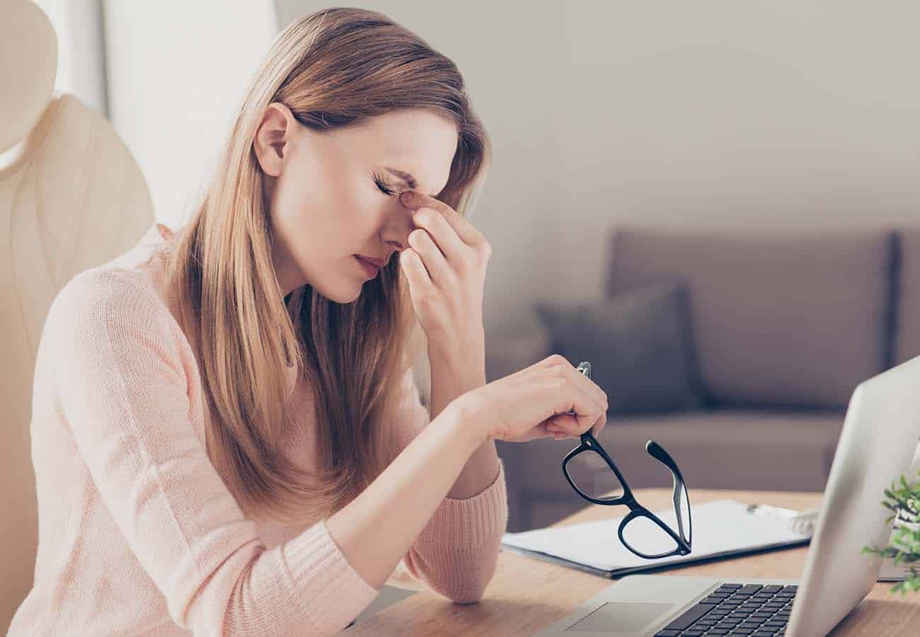 لماذا نرى وميضًا في العين عند النهوض فجأة؟طبيبة تجيب
