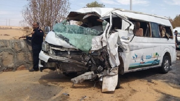 إصابة 13 طالب وطالبة فى انقلاب ميكروباص مدرسى بأسوان