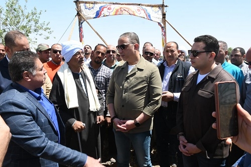 محافظ الفيوم: يفتتح موسم حصاد القمح بأحد الحقول الزراعية