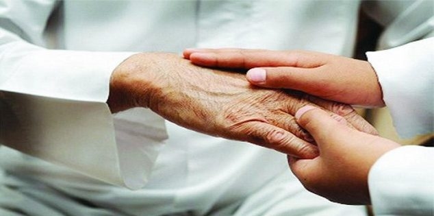 حالات وجوب نفقة الأب على الأبناء..الإفتاء توضح