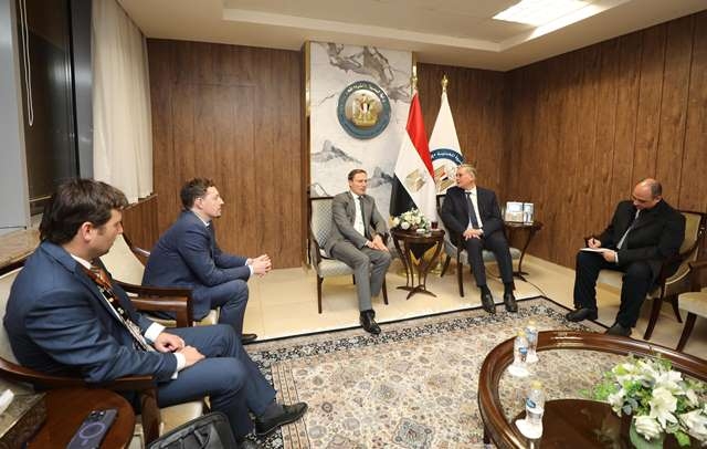 جلسة مباحثات بين البترول و"لوك أويل" لعمليات البحث والاستكشاف
