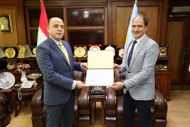 عبدالمعطي يكرم أوائل الحاصلين على برامج تدريب مركزالتنمية المحلية
