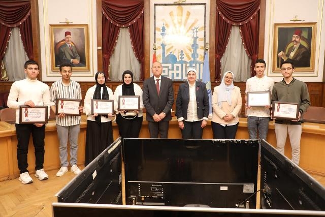 محافظ القاهرة يكرم الفائز بمسابقة اوائل الطلبة على مستوى الجمهورية