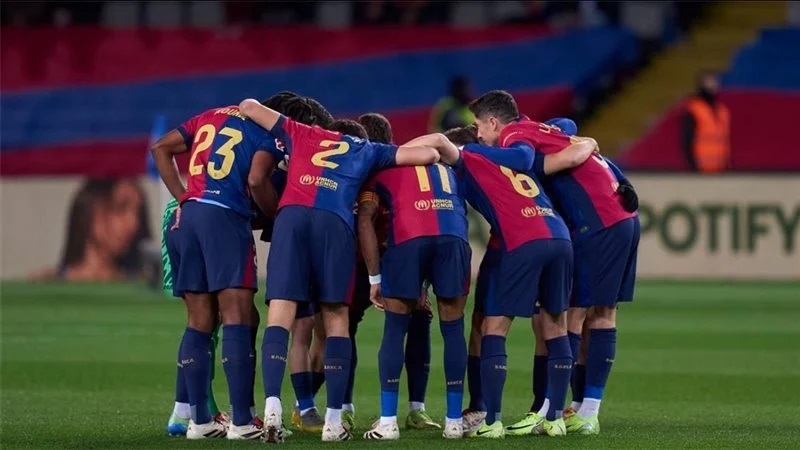 من هو معلق مباراة برشلونة وفياريال؟