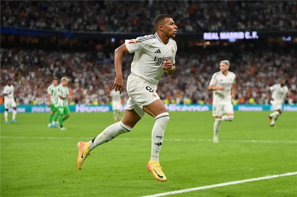مبابي يقود ريال مدريد للفوز بثنائية أمام إشبيلية بالدوري الإسبانى