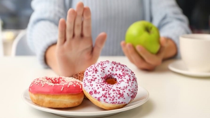 خطوات بسيطة لتقليل السكريات وتحسين صحتك