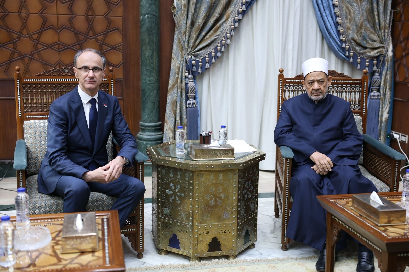 شيخ الأزهر يستقبل رئيس الوزراء الصربي لتعزيز التعاون المشترك