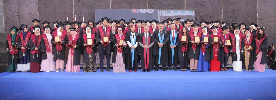 رئيس جامعة السويس يشهد حفل تخريج الدفعة الثانية من كلية الطب