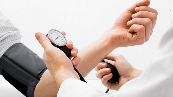 طبيب يكشف العلاقة بين ارتفاع ضغط الدم وتليف الكبد