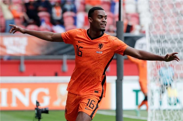قبل مواجهة إسبانيا..لاعب ليفربول يغادر معسكر هولندا مصاباً