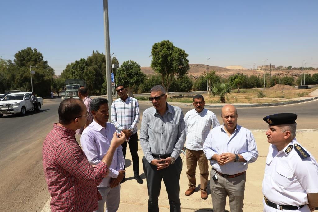 محافظ أسوان يتفقد الطريق البديل للسادات .. ويقرر فرض غرامات مالية
