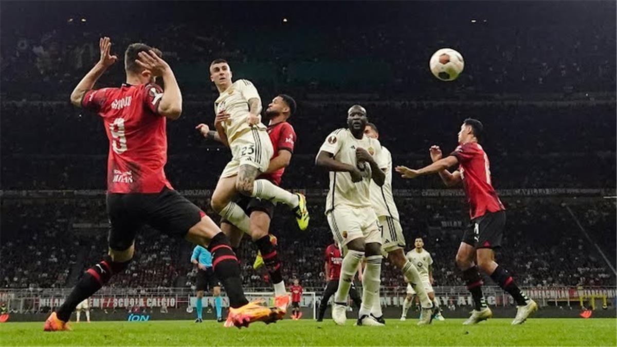 روما يفوز على ميلان بثلاثية فى الدورى الايطالى