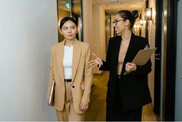 دليل المرأة العاملة لاختيار ملابس أنيقة ومريحة للعمل