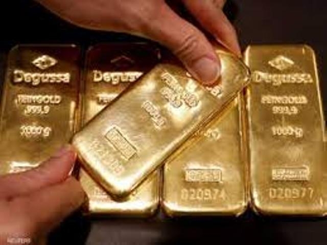 الذهب يتراجع قليلًا بعد تسجيله مستوى تاريخيًا وسط ترقب تعريفات ترامب