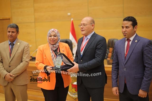رئيس جامعة سوهاج يكرم الدكتورة منى يحيي مستشار التربية الرياضية