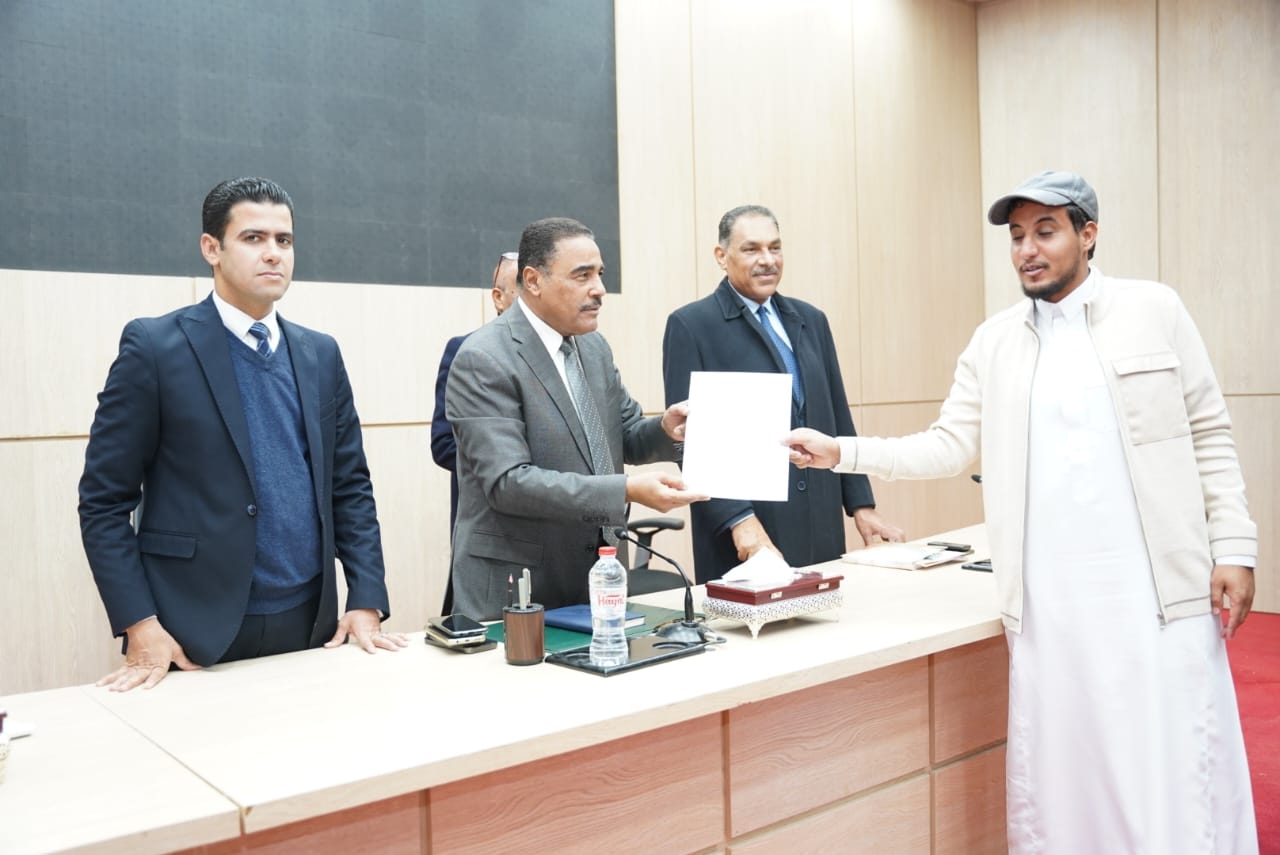 تسليم دفعة جديدة من العقود الابتدائية للمستحقين بالمرحلة الاولي
