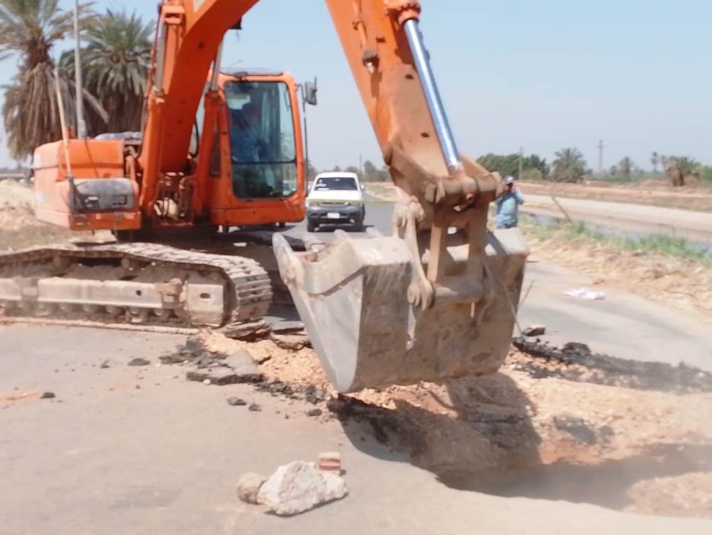 لجنة فنية تعاين أسباب الهبوط الأرضي المفاجئ بطريق توشكى