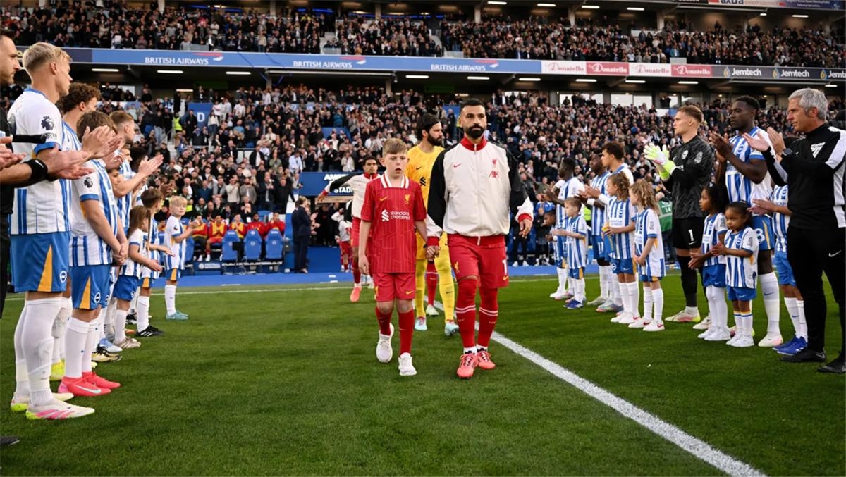 شاهد بالفيديو .. محمد صلاح يقود الممر الشرفي في ملعب برايتون
