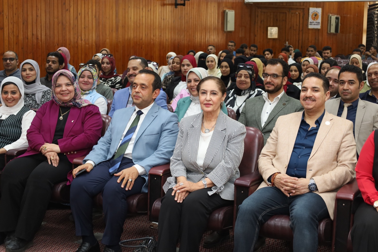 محافظ المنيا يبحث ملف التقنين وتيسير الإجراءات