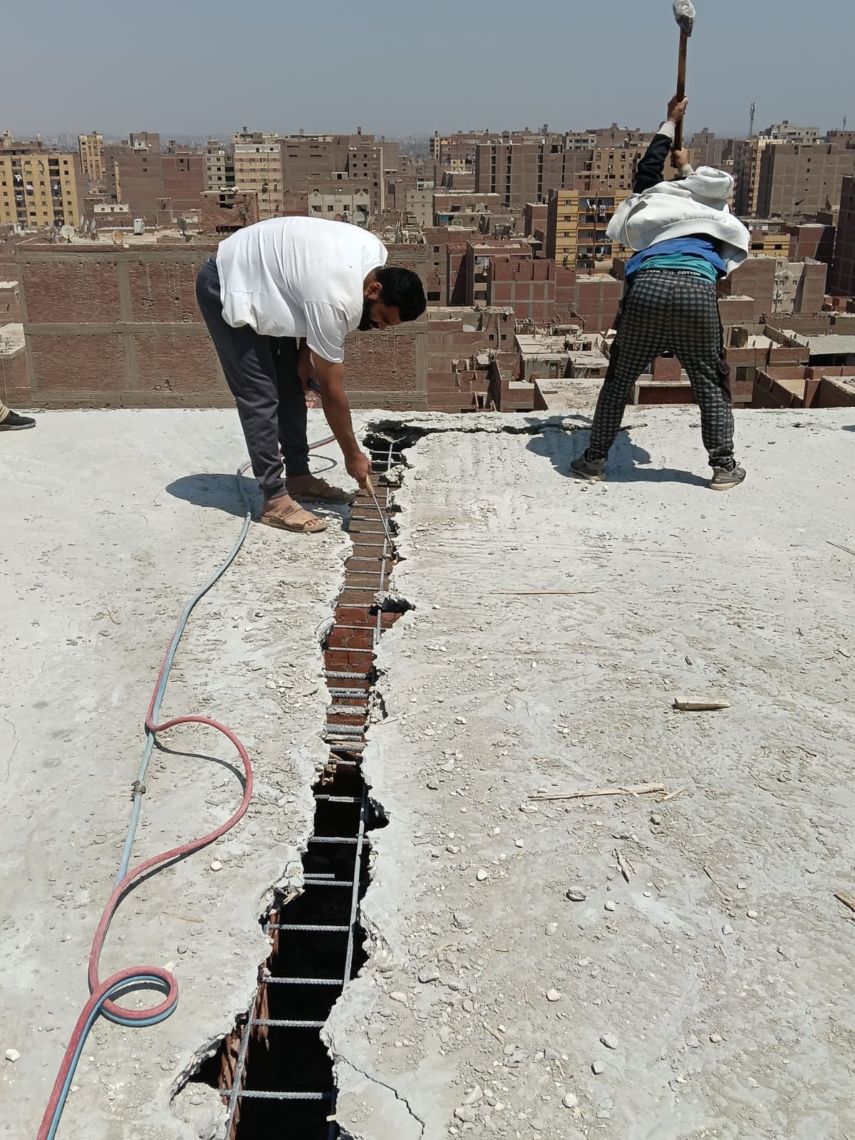 الجيزة تزيل أدوارًا مخالفة بعقارات بقطاع المنشية بالهرم