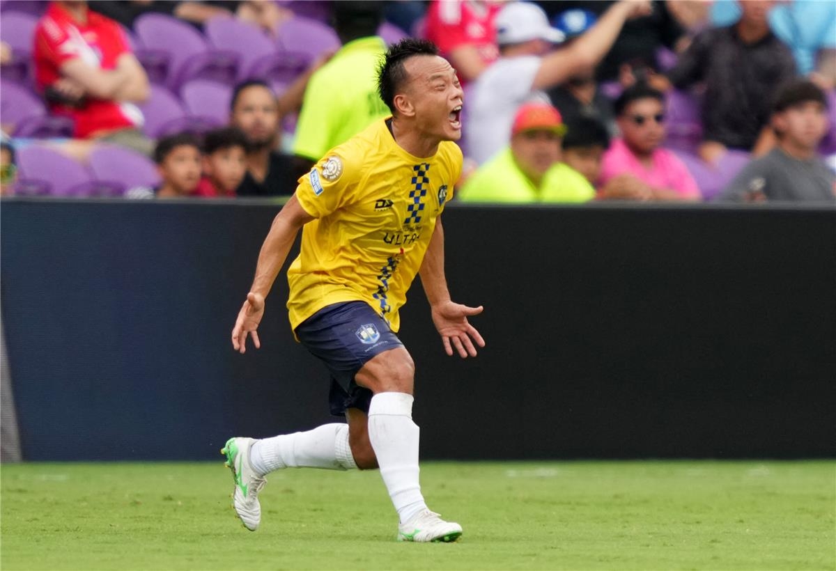 شاهد .. لاعب أوكلاند سيتى يتشاجر مع طبيبه