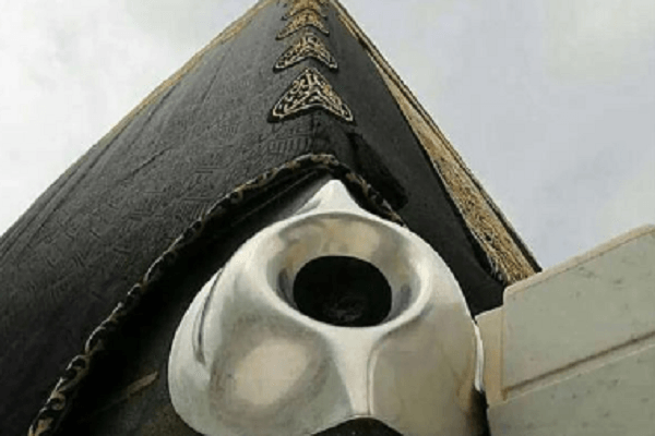 فضل استلام الحجر الأسود ومسحه