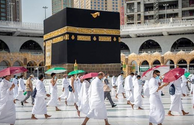 حكم ارتداء المحرم لملابس ملفوفة بالنسج