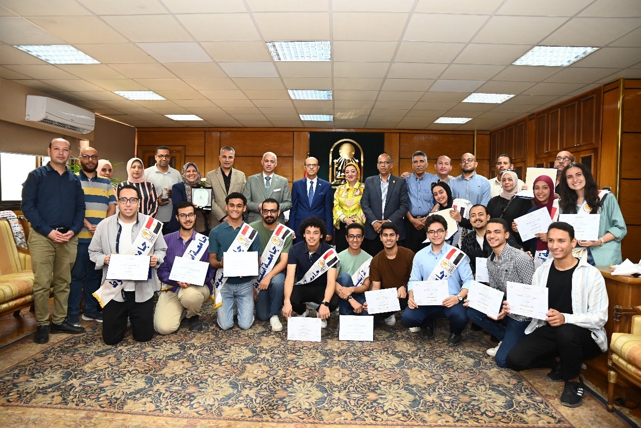 رئيس جامعة أسيوط يحتفي بطلاب الجامعة الفائزين في مهرجان إبداع 13
