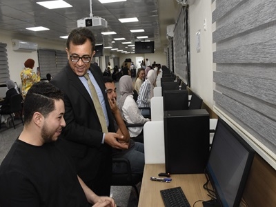 عميد أسنان عين شمس يتفقد أول امتحان عملي بنظام Computer Based