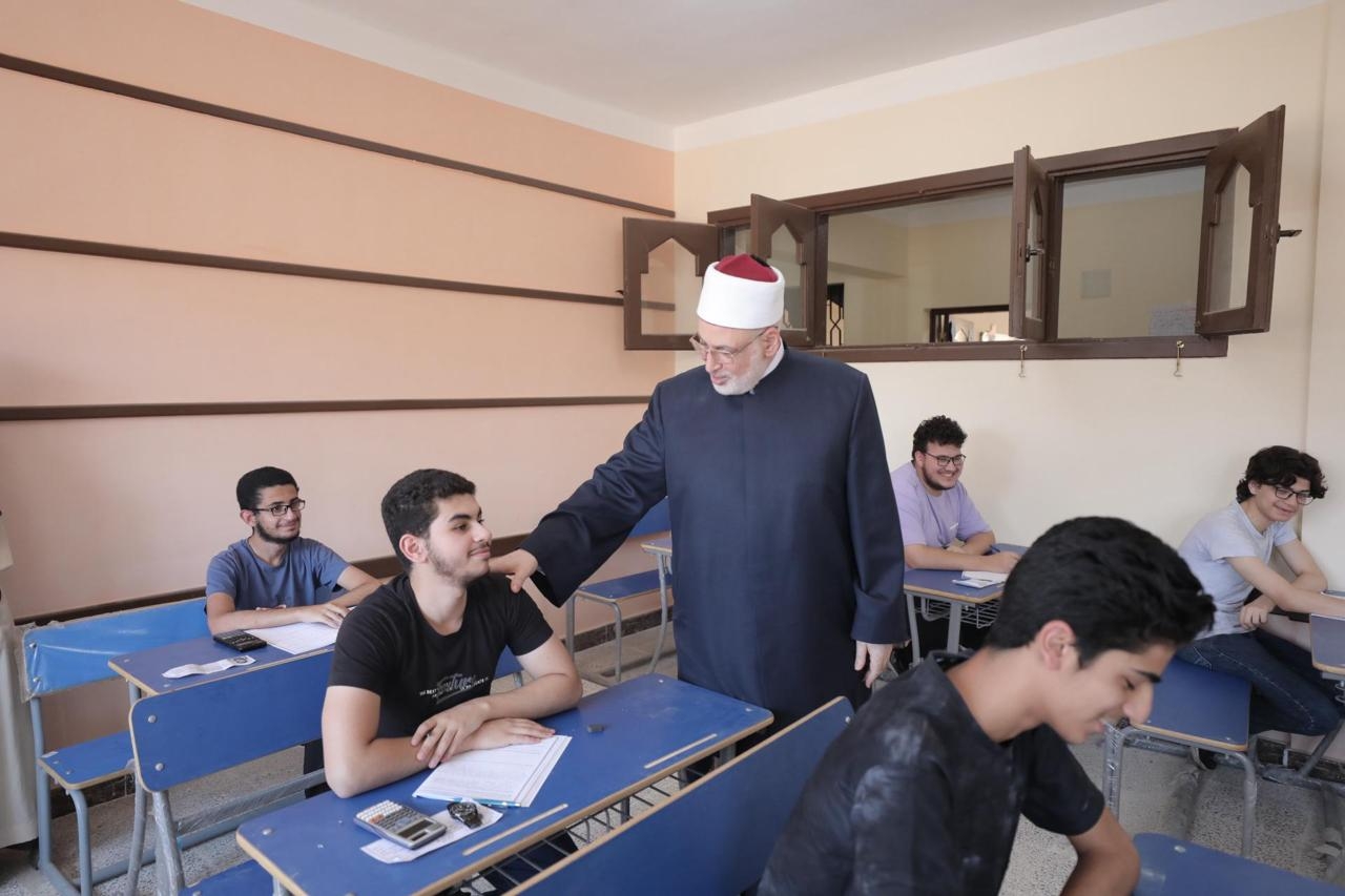 وكيل الأزهر يتفقد لجان معاهد العبور في امتحان الكيمياء..