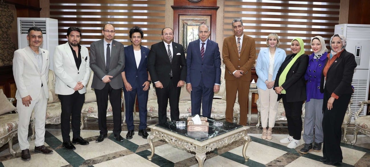 محافظ المنيا يستقبل وفد مجلس إدارة مدارس المنيا البريطانية