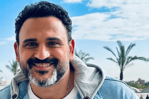 أكرم حسنى: " أنا مش مطرب أنا مؤدي بحب المزيكا"