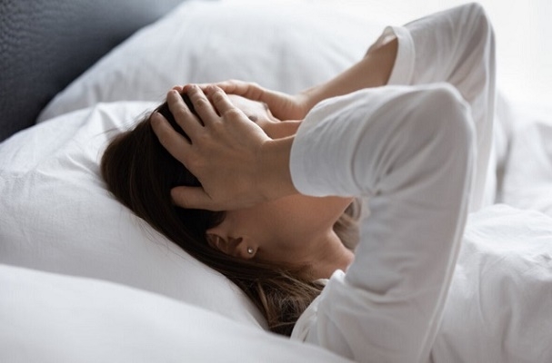 هل تستيقظ مصابًا بالصداع وآلام الفك؟ .. أضراس العقل قد تكون السبب