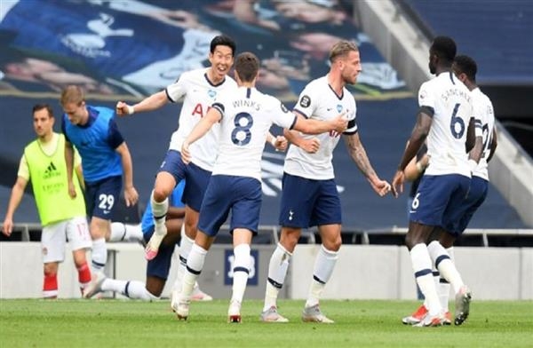 شاهد .. لاعبو توتنهام يرفعون كأس الدورى الأوروبى