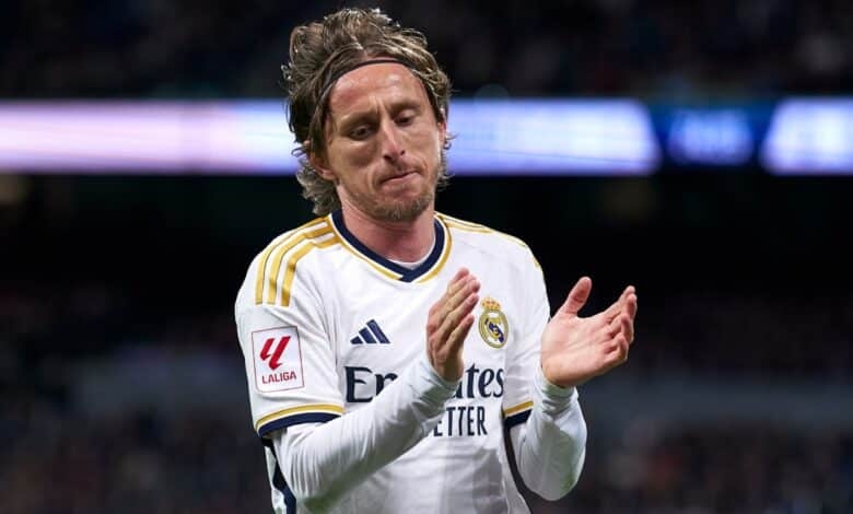 ريال مدريد يفاوض زميل مرموش لتعويض رحيل مودريتش