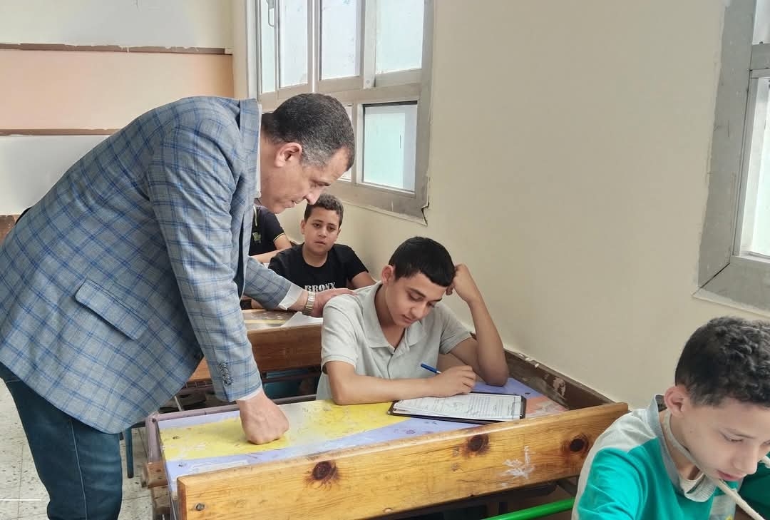 مدير تعليم دمياط يتفقد لجان إمتحانات النقل بالزرقا
