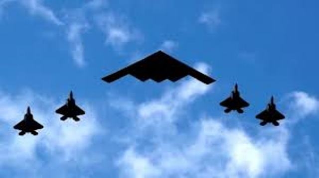 واشنطن بوست: قاذفات B-2 الأمريكية تعبر المحيط الهادئ بينما يدرس ترامب توجيه ضربات لإيران