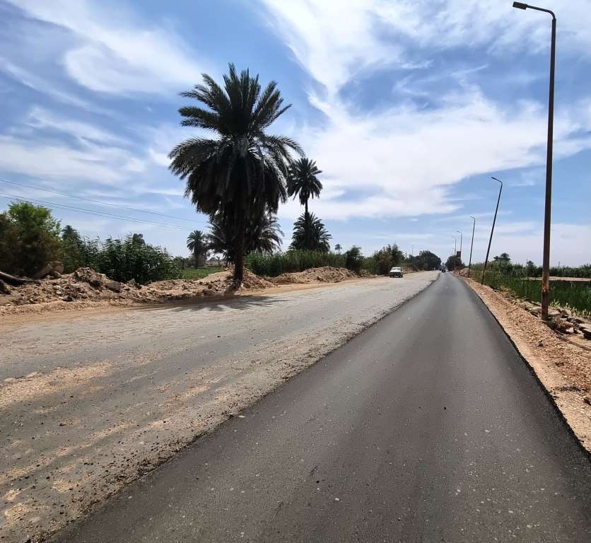 محافظ أسوان يتابع الأعمال الجارية بمشروع رصف طريق إدفو / مرسى علم
