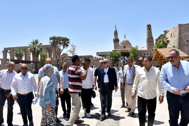 محافظ الأقصر يؤدى صلاة الجمعة بمسجد أبو الحجاج