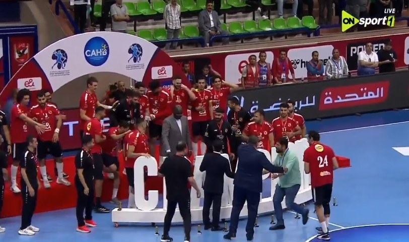 شاهد .. الأهلى يكرم فيصل و عادل والمدير الفنى للفريق قبل رحيلهم