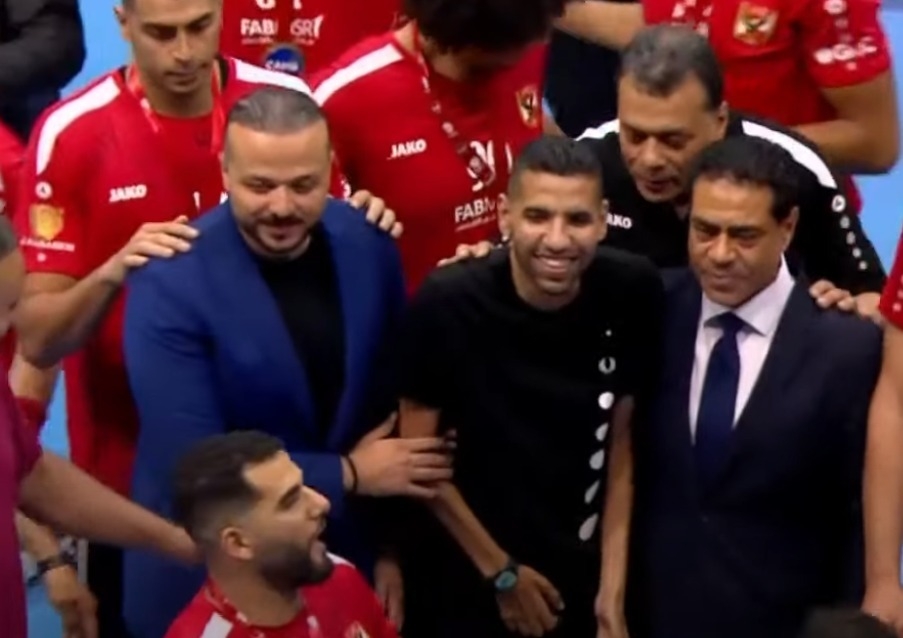فيديو .. مؤمن زكريا يحتفل مع لاعبى الأهلى بكأس الكؤوس الإفريقية