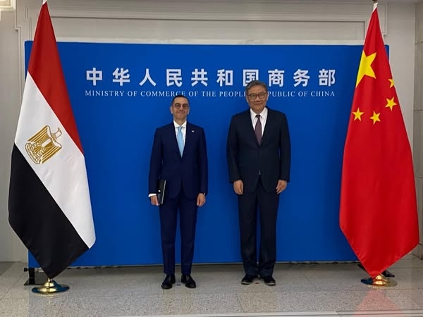 وزير الاستثمار يلتقي وزير التجارة الصيني لتعزيز العلاقات الاقتصادية